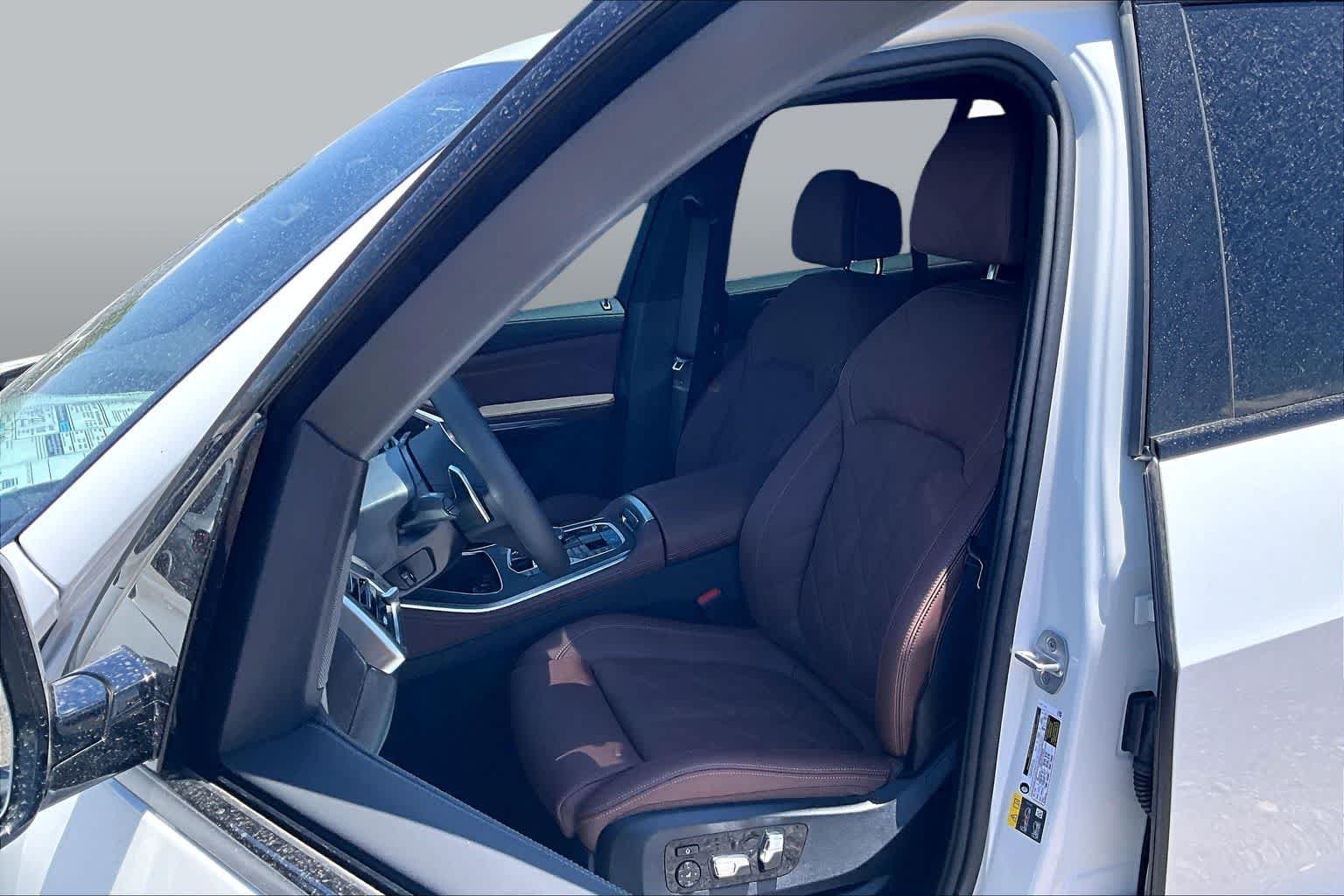 New 2026 Mineral White Metallic BMW xDrive50e image 9