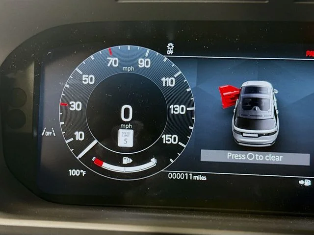 New 2026 Fuji White Land Rover Dynamic SE image 13