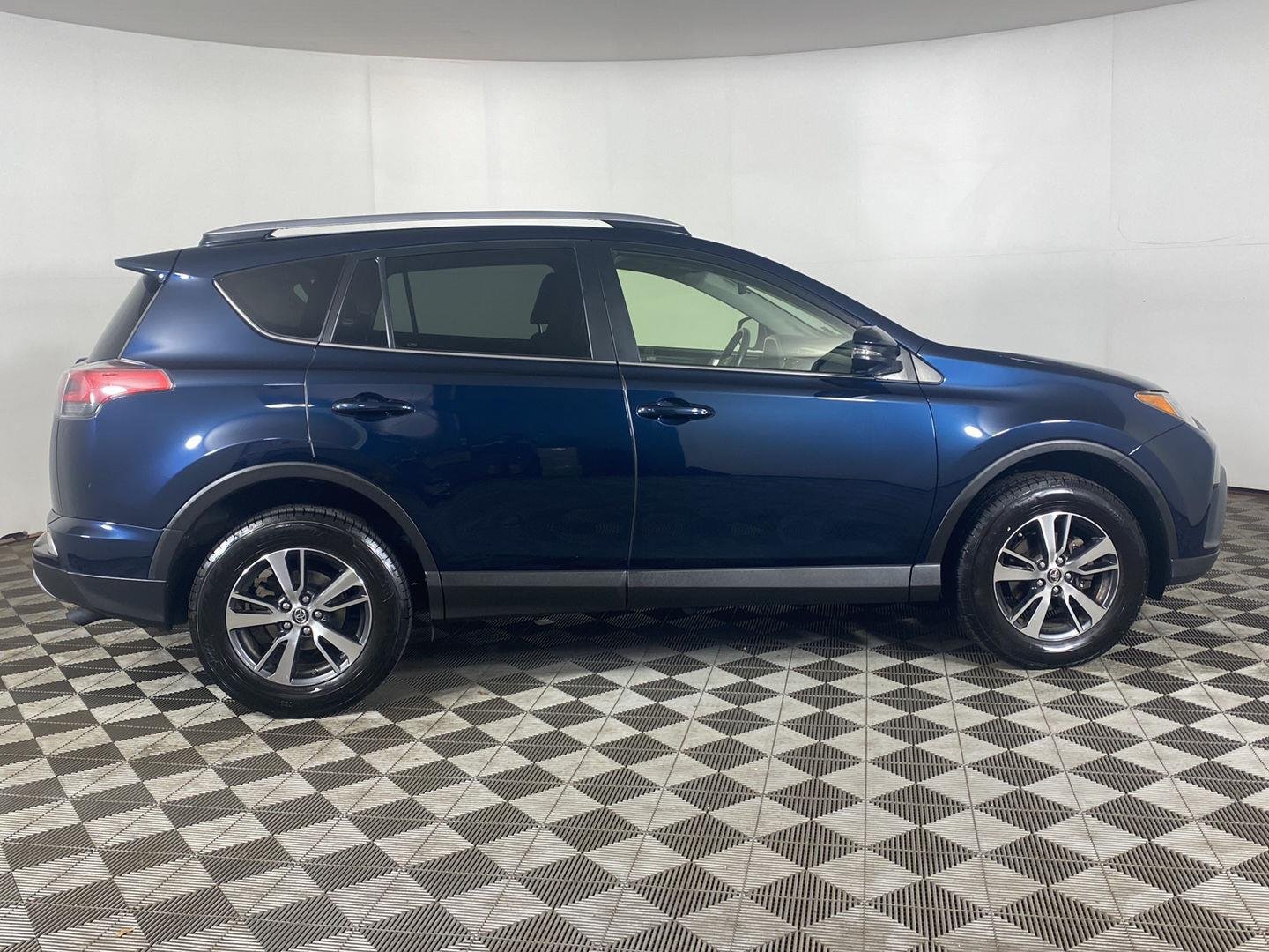 Used 2018 Galactic Aqua Mica Toyota XLE image 7