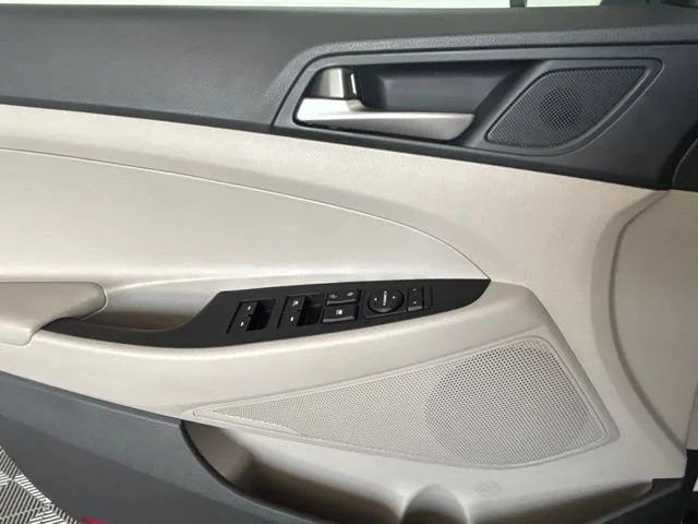 Used 2018 White Hyundai Value image 16
