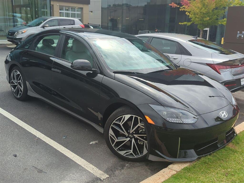 Used 2023 Onyx Black Hyundai SEL image 1