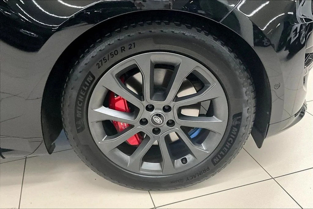Used 2023 Black Land Rover SE Dynamic image 8