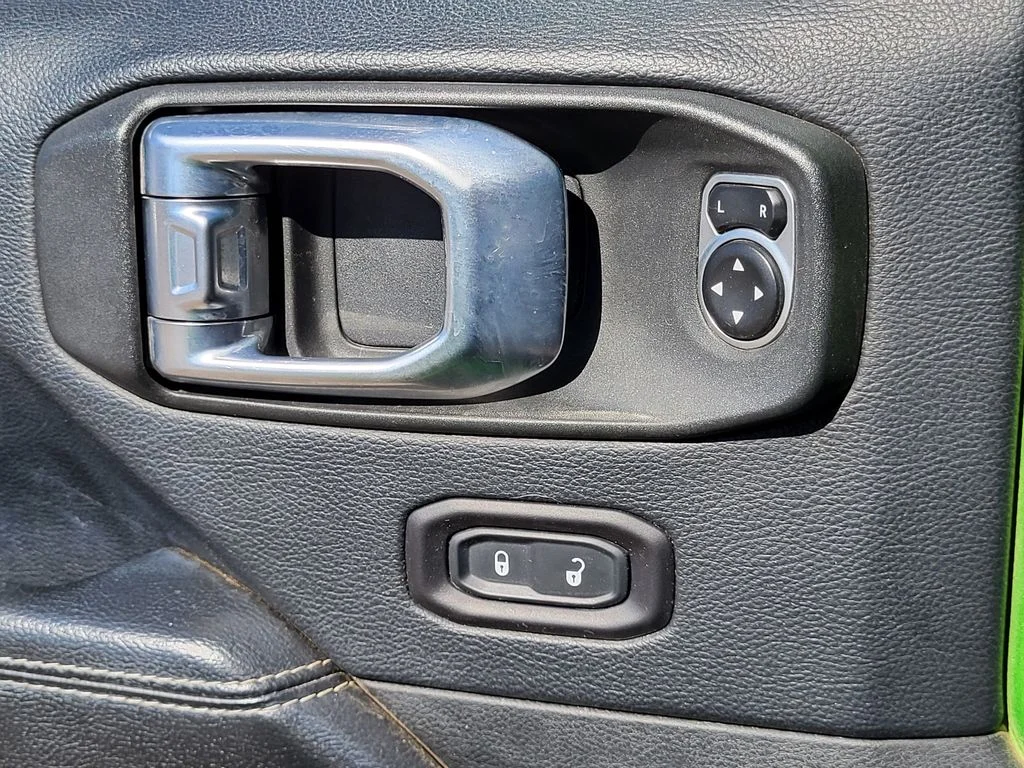 Used 2018 Mojito! Clearcoat Jeep Unlimited Sahara image 12