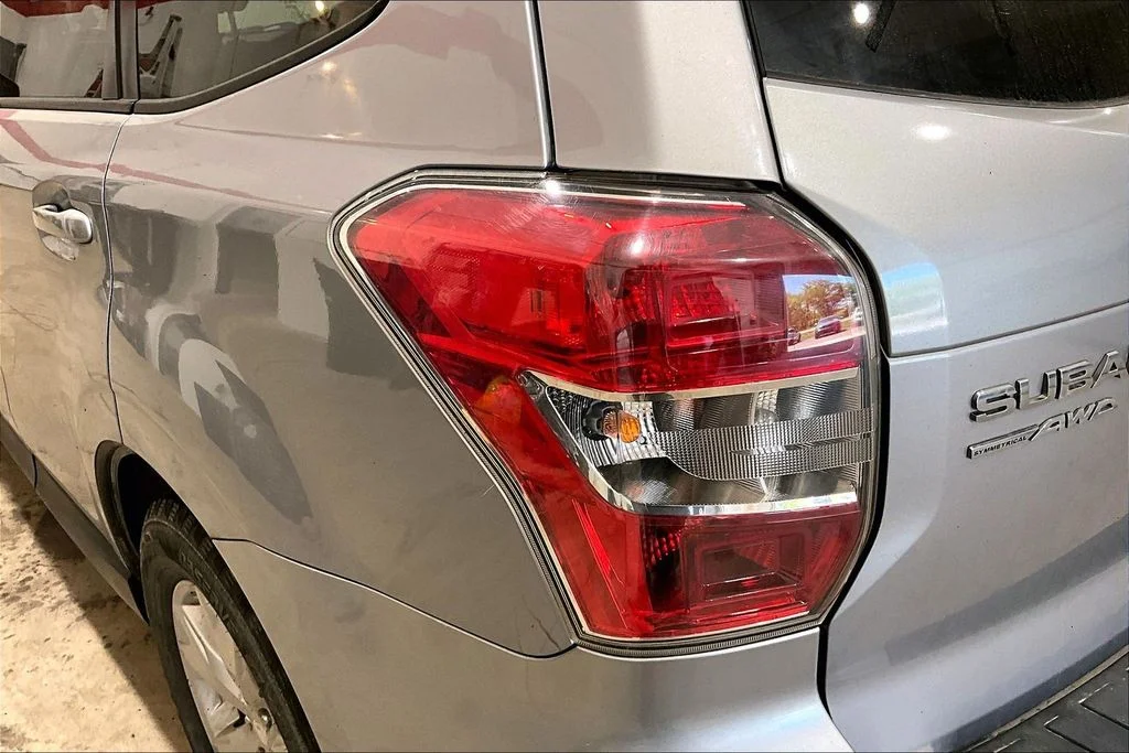 Used 2016 Silver Subaru 2.5i Premium image 28