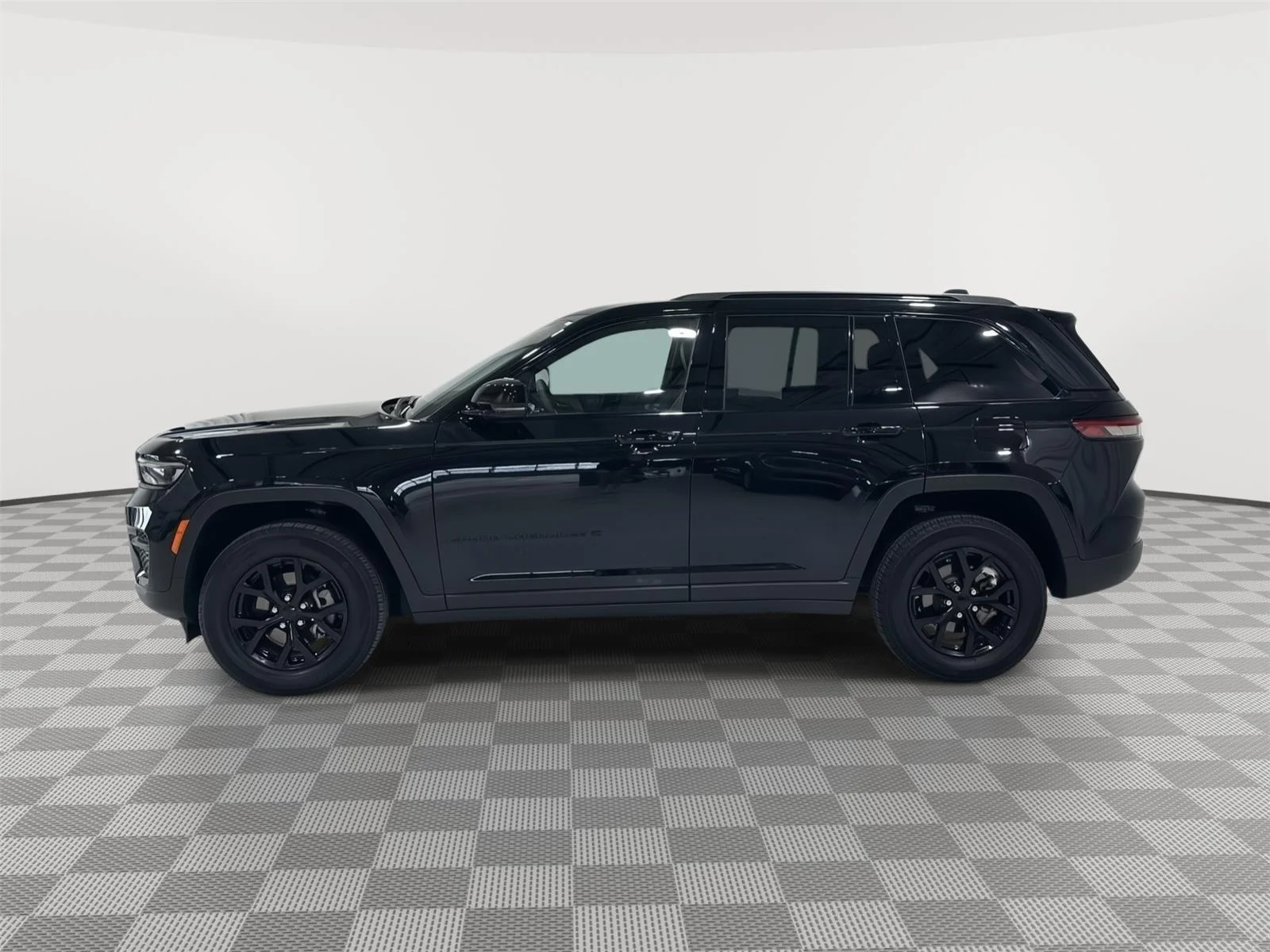 Used 2025 Jeep Grand Cherokee Altitude with VIN 1C4RJHAG6SC325011 for sale in Alexandria, Minnesota