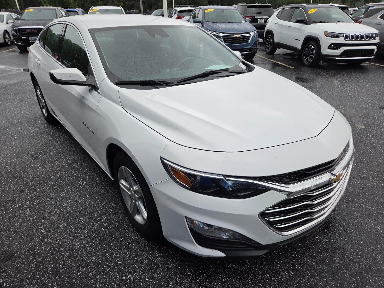 Used 2024 Summit White Chevrolet 1LT image 3