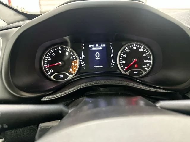 Used 2019 White Jeep Latitude image 11