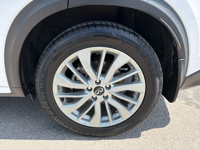 Used 2023 White INFINITI LUXE image 31