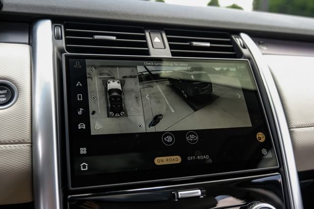 Used 2025 White Land Rover Dynamic SE image 28