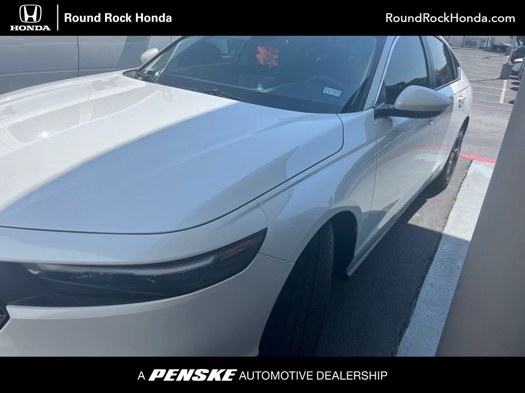 Used 2025 Platinum White Pearl Honda LX image 1