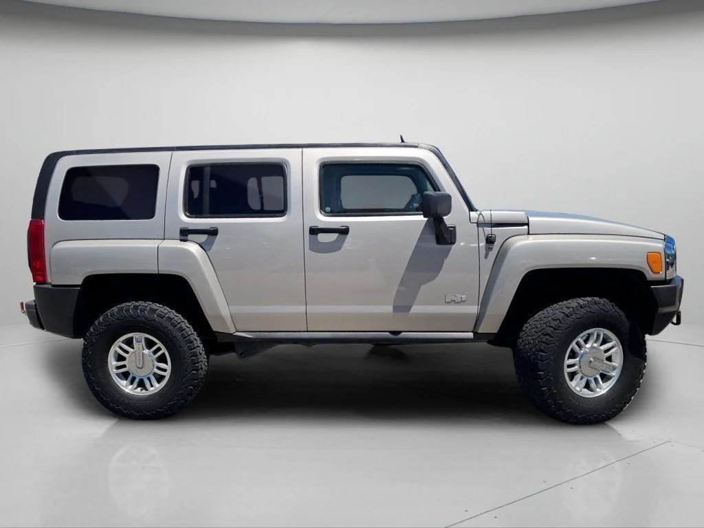 Used 2007 Boulder Gray Metallic Hummer Base image 23