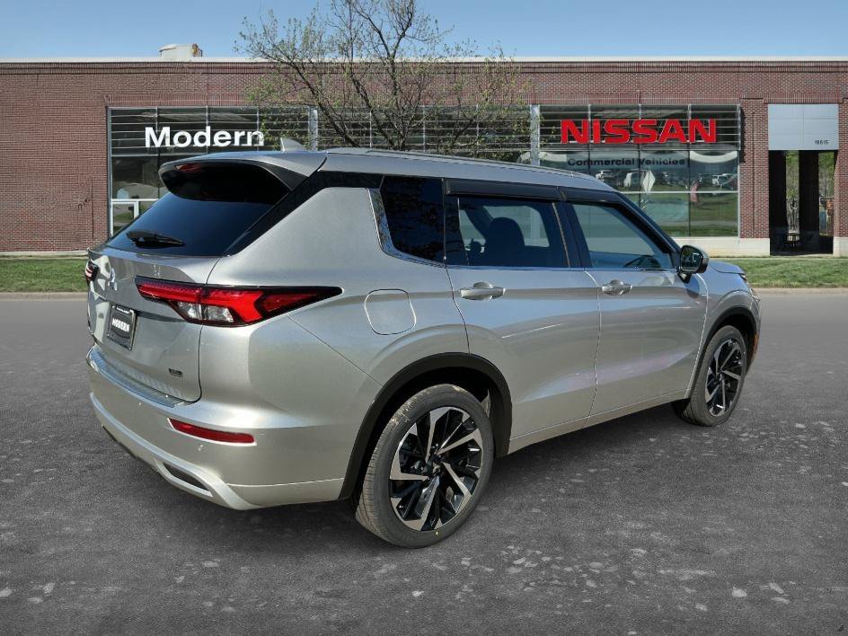 Used 2022 Silver Mitsubishi SEL image 4