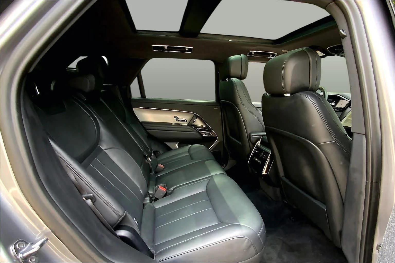 Used 2025 Eiger Grey Metallic Land Rover SE image 19