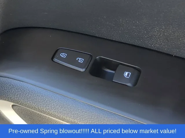 Used 2022 White Kia LX image 43