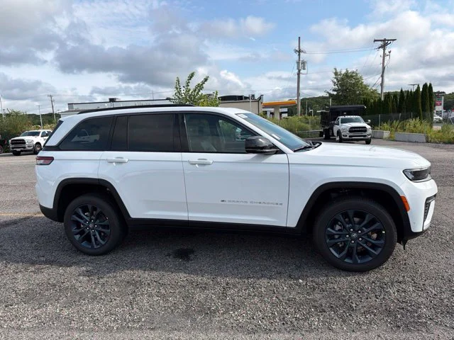 New 2026 White Jeep  image 2
