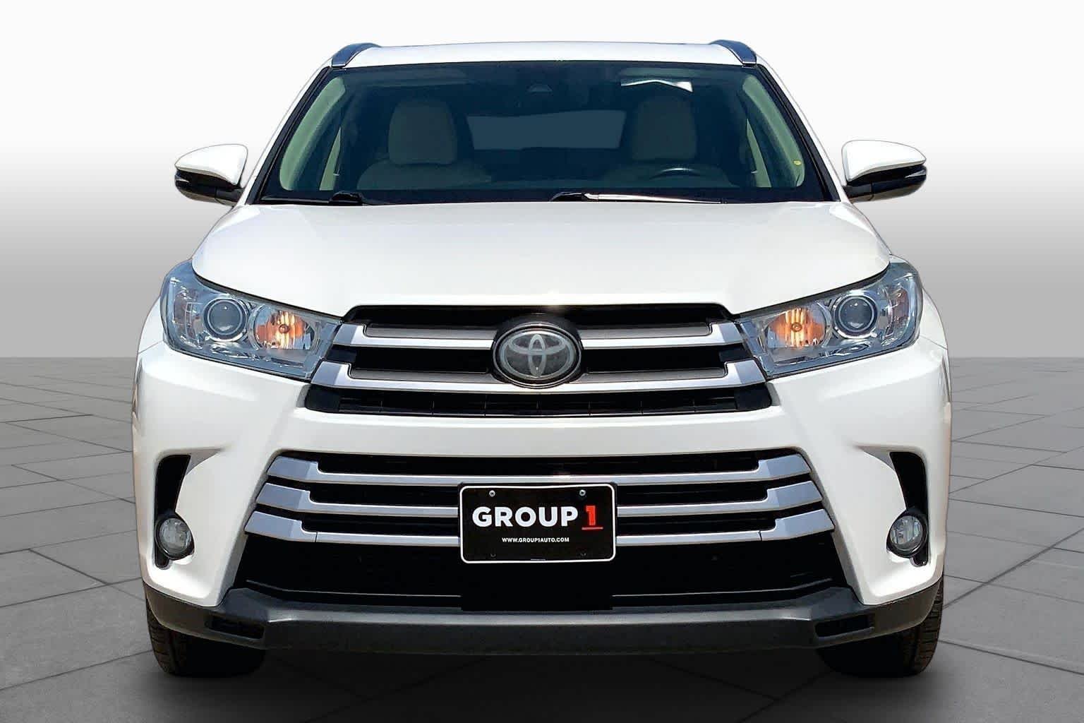 Used 2019 Blizzard Pearl Toyota XLE image 4
