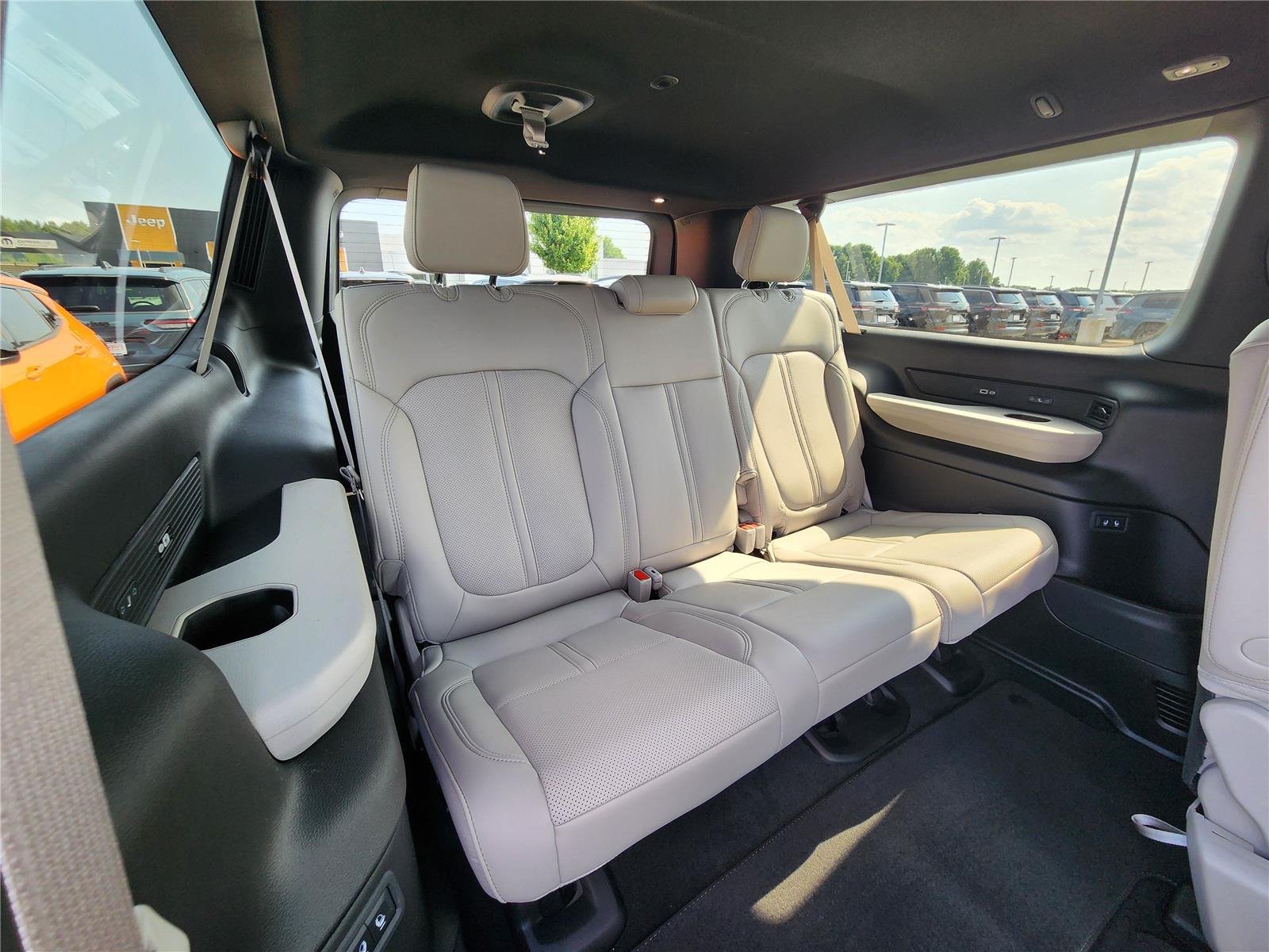 New 2026 Bright White Clear-Coat Exterior Paint Jeep  image 9