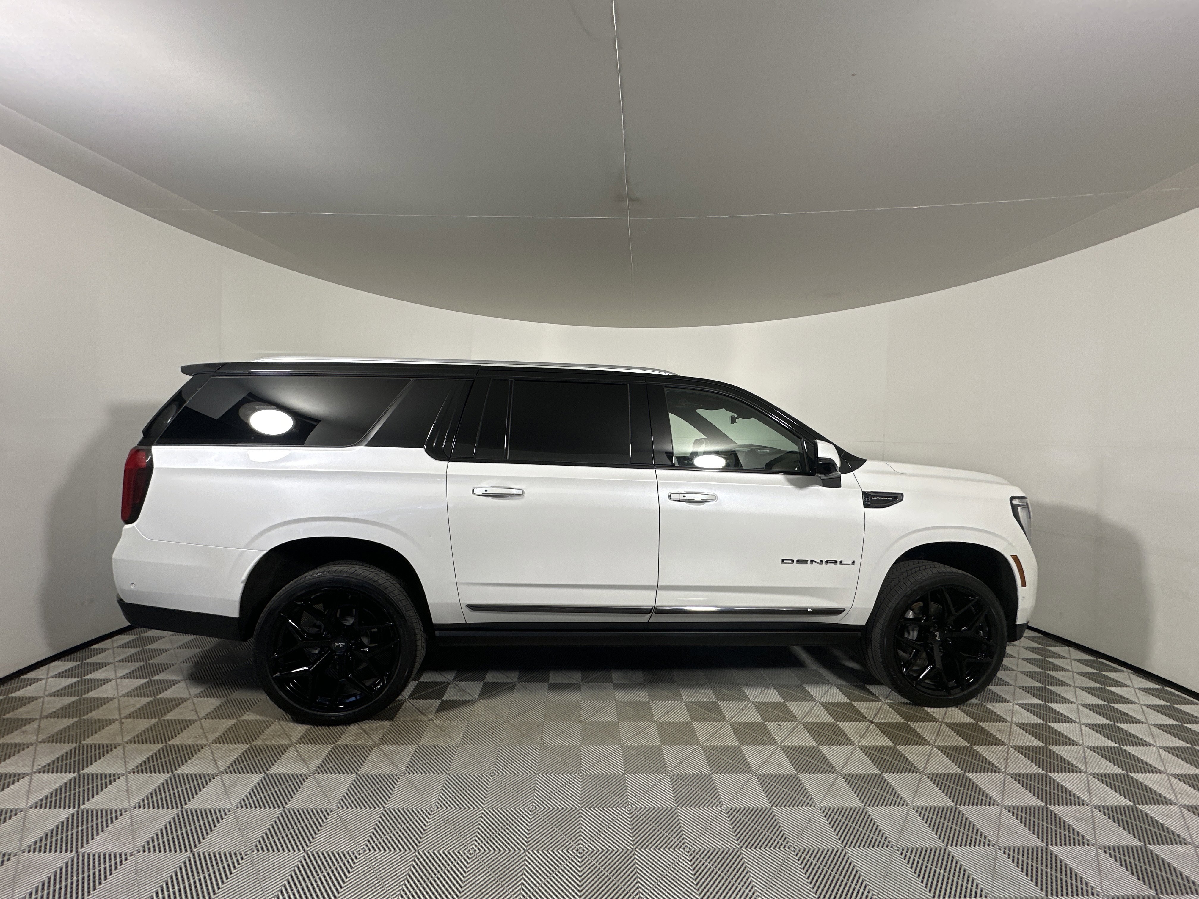Used 2025 White Frost Tricoat GMC Denali Ultimate image 8