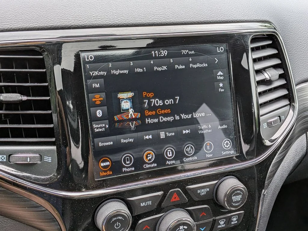 Used 2020 White Jeep Laredo image 19