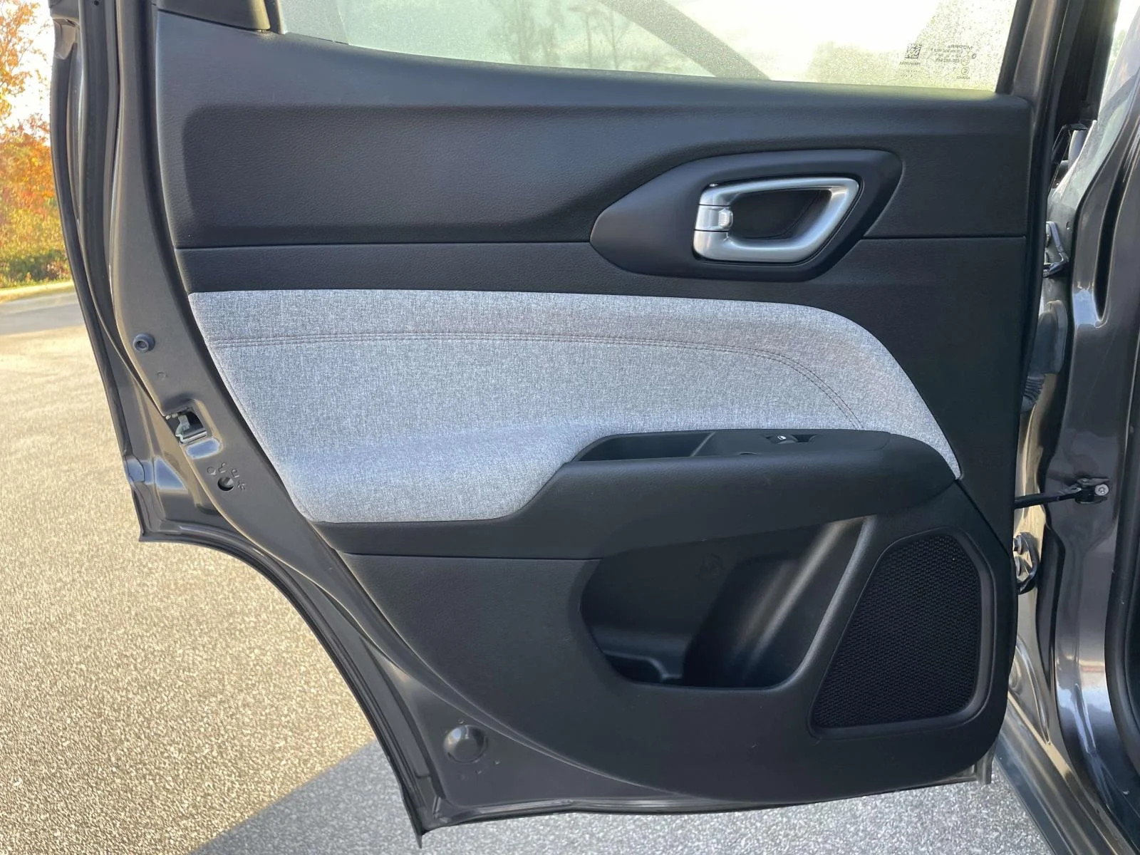 Used 2023 Granite Crystal Metallic Clearcoat Jeep Latitude Lux image 2