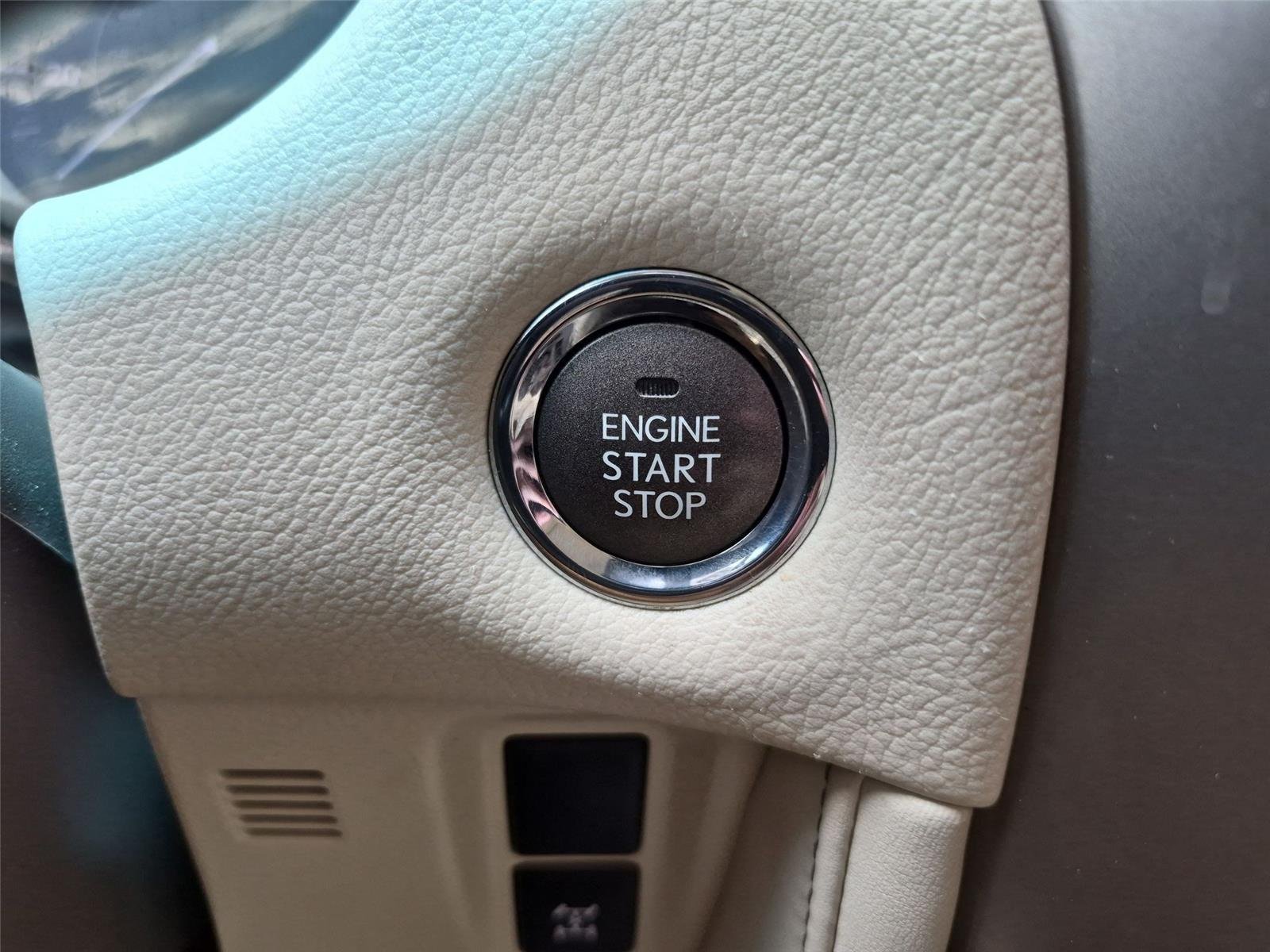 Used 2015 Claret Mica Lexus  image 30