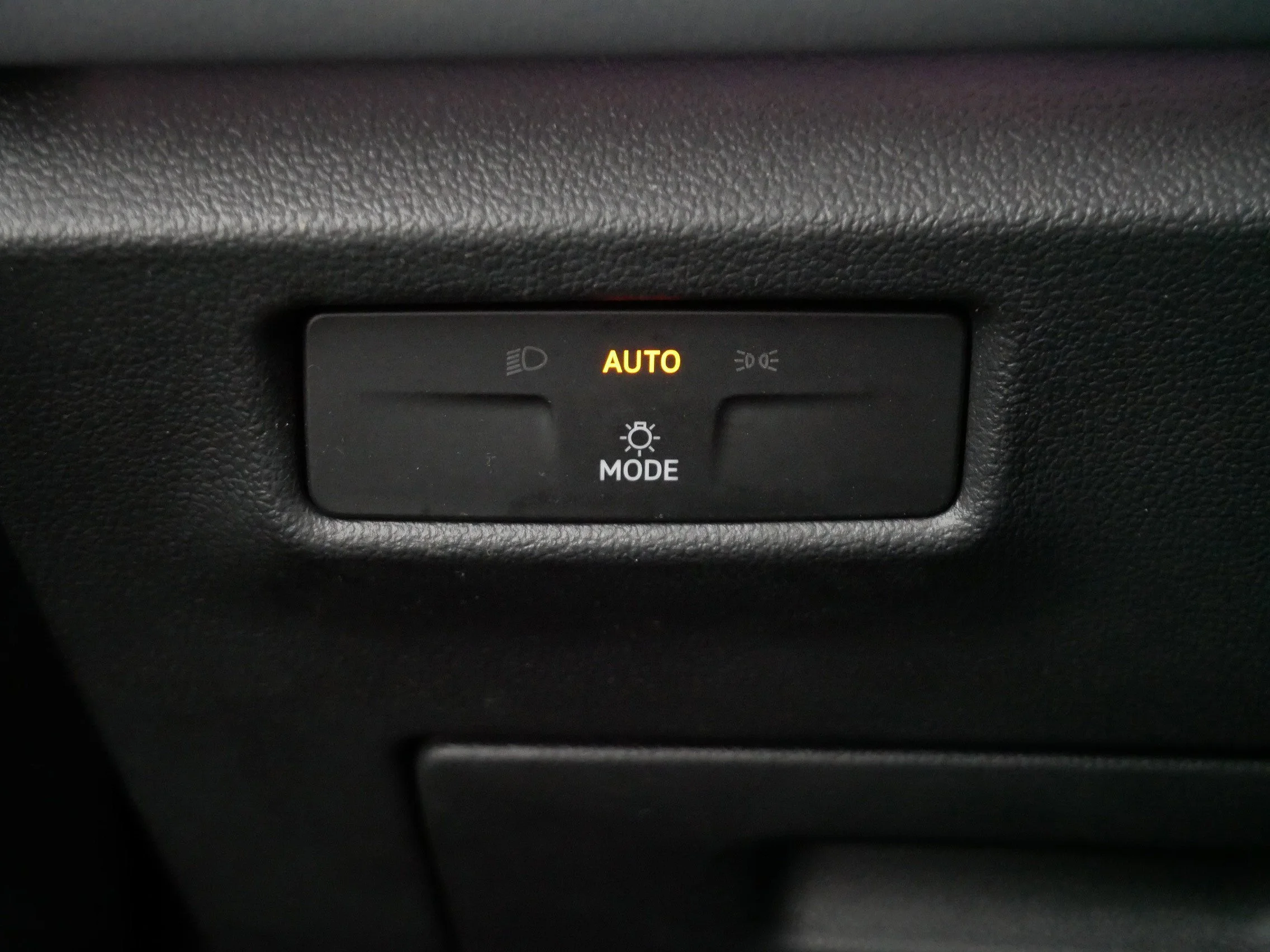 Certified Used 2025 Pyrite Silver Metallic Volkswagen SE image 26