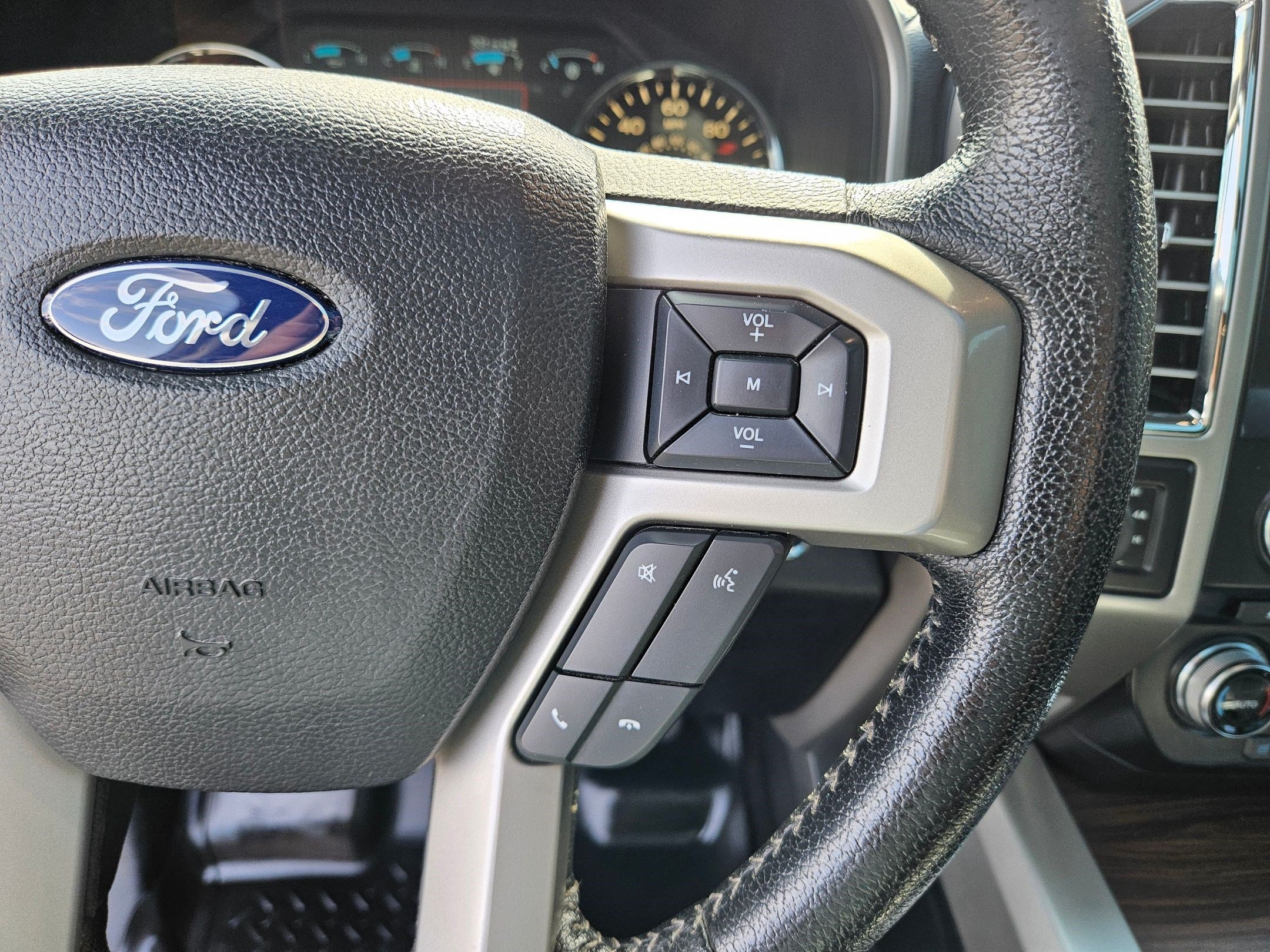 Used 2015 Magnetic Metallic Ford Lariat image 19