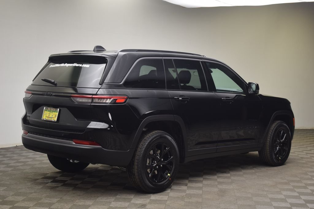 New 2026 Diamond Black Crystal Pearl-Coat Exterior Paint Jeep Laredo Altitude image 5