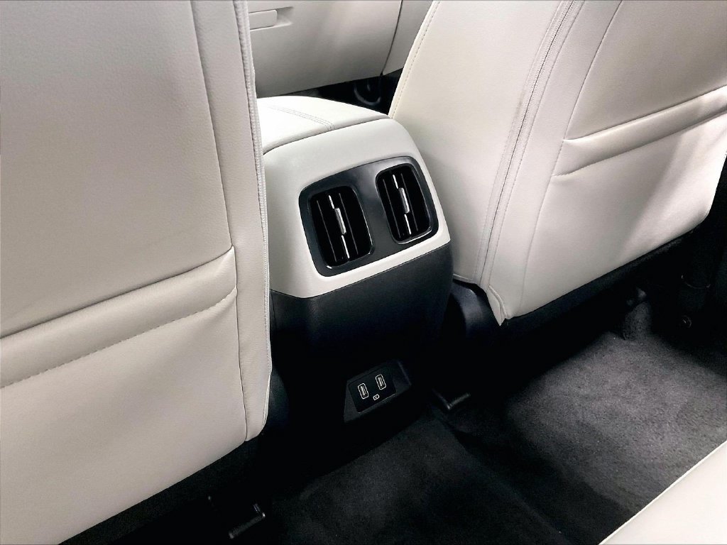 Used 2024 White Hyundai SEL image 29