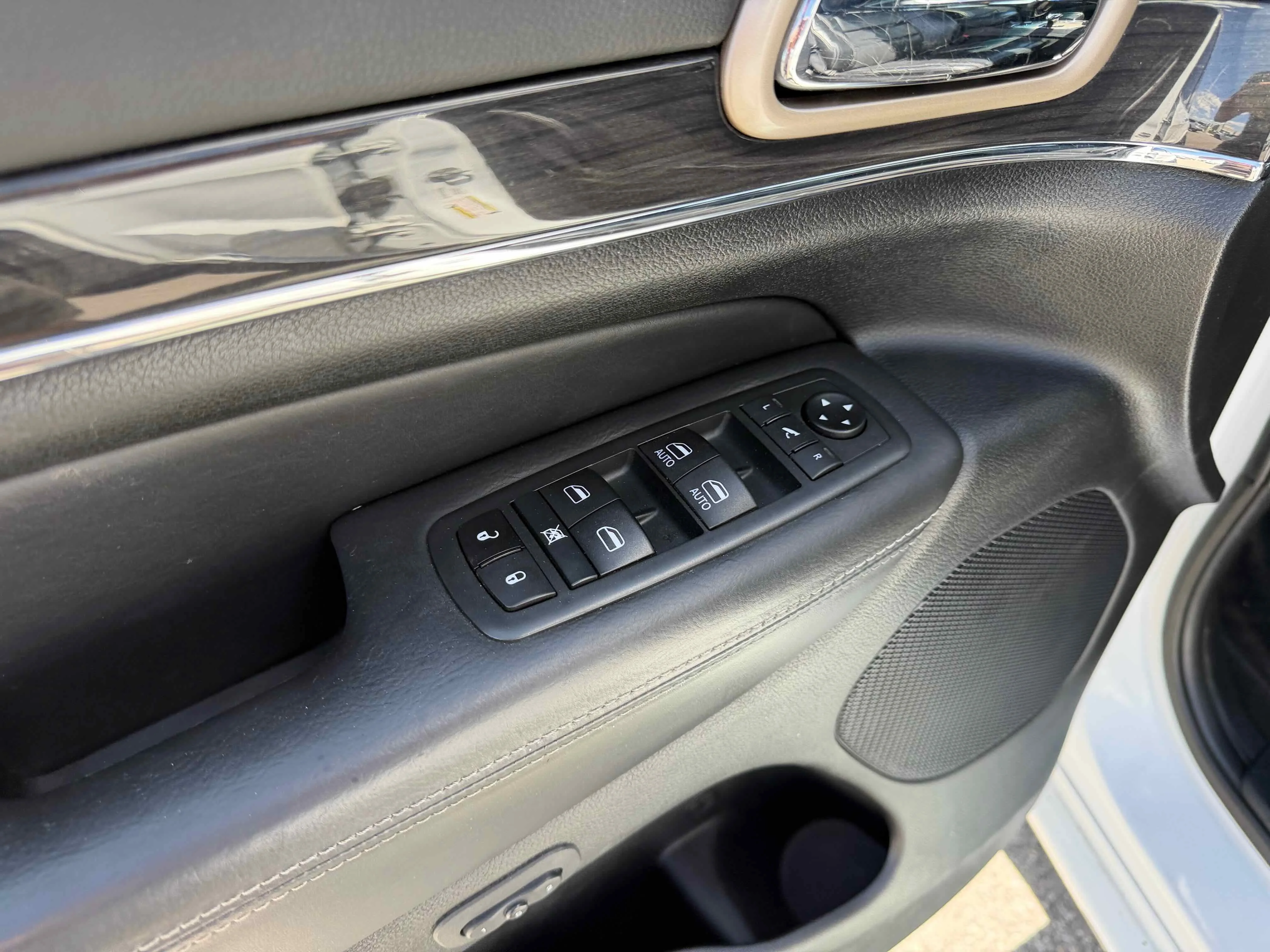 Used 2015 Bright White Clearcoat Jeep Overland image 15