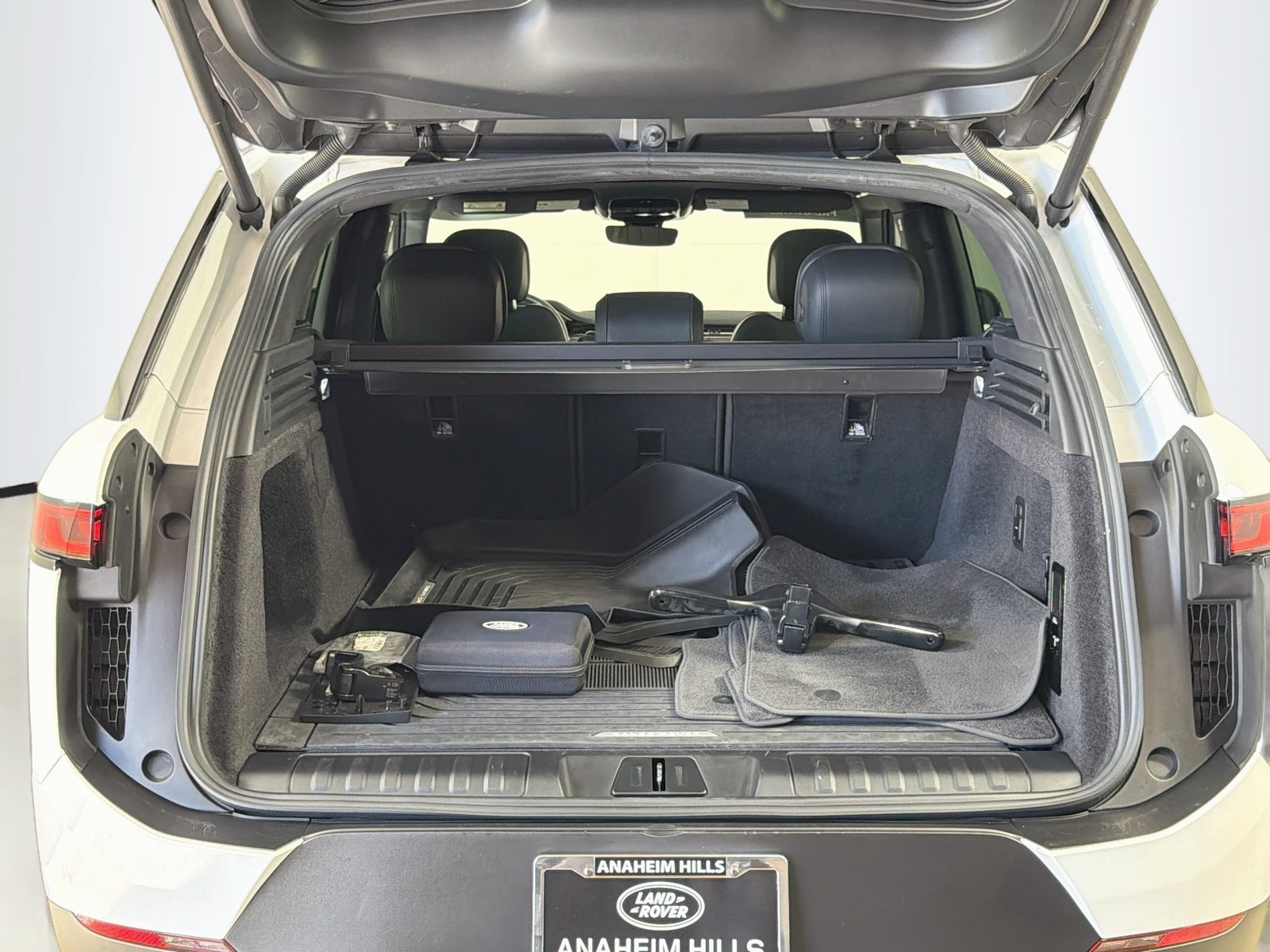 Certified Used 2025 Fuji White Land Rover SE image 29