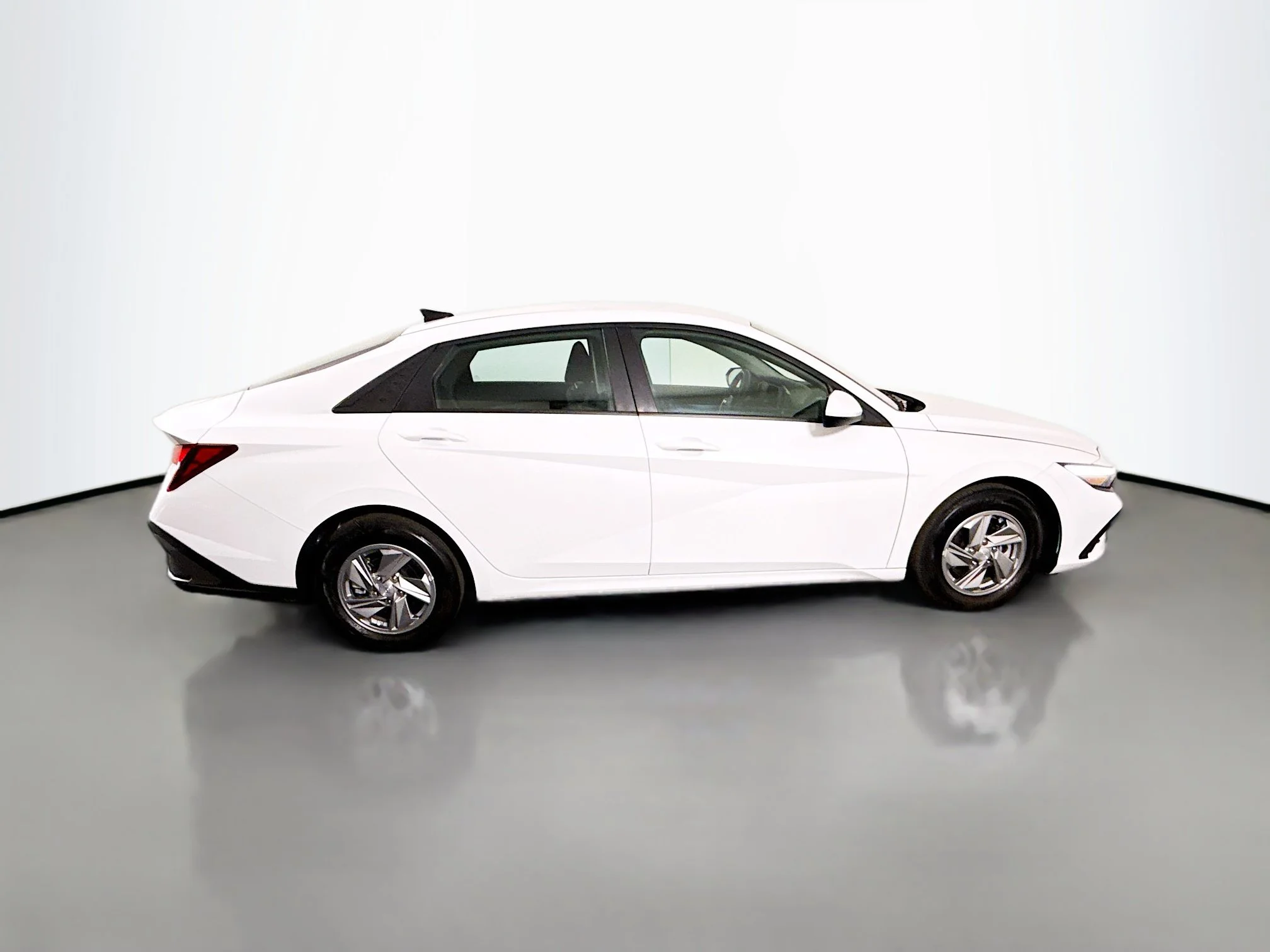 Used 2025 Serenity White Hyundai SE image 8