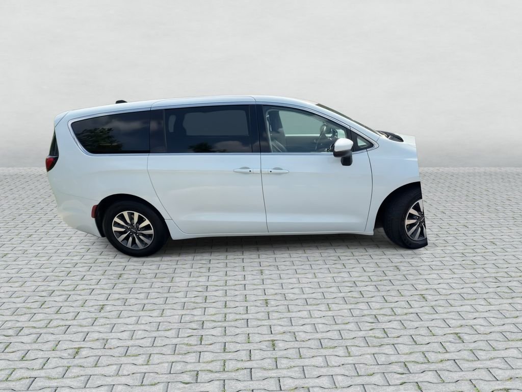 Used 2023 White Chrysler Touring L image 9
