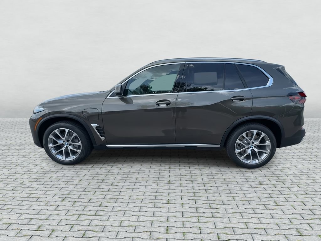 New 2026 Manhattan Green Metallic BMW xDrive50e image 5