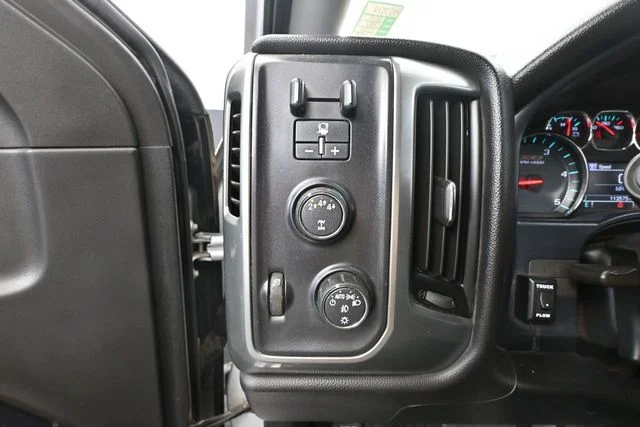 Used 2019 Silver Chevrolet LT image 31
