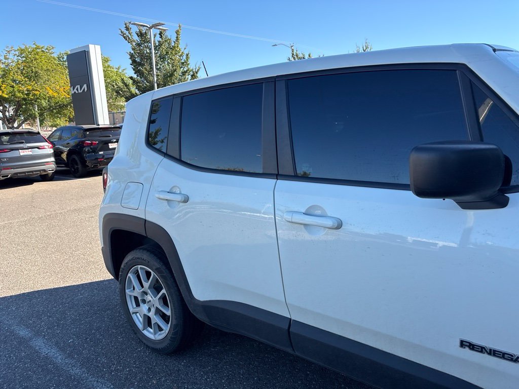 Used 2023 White Jeep Latitude image 8