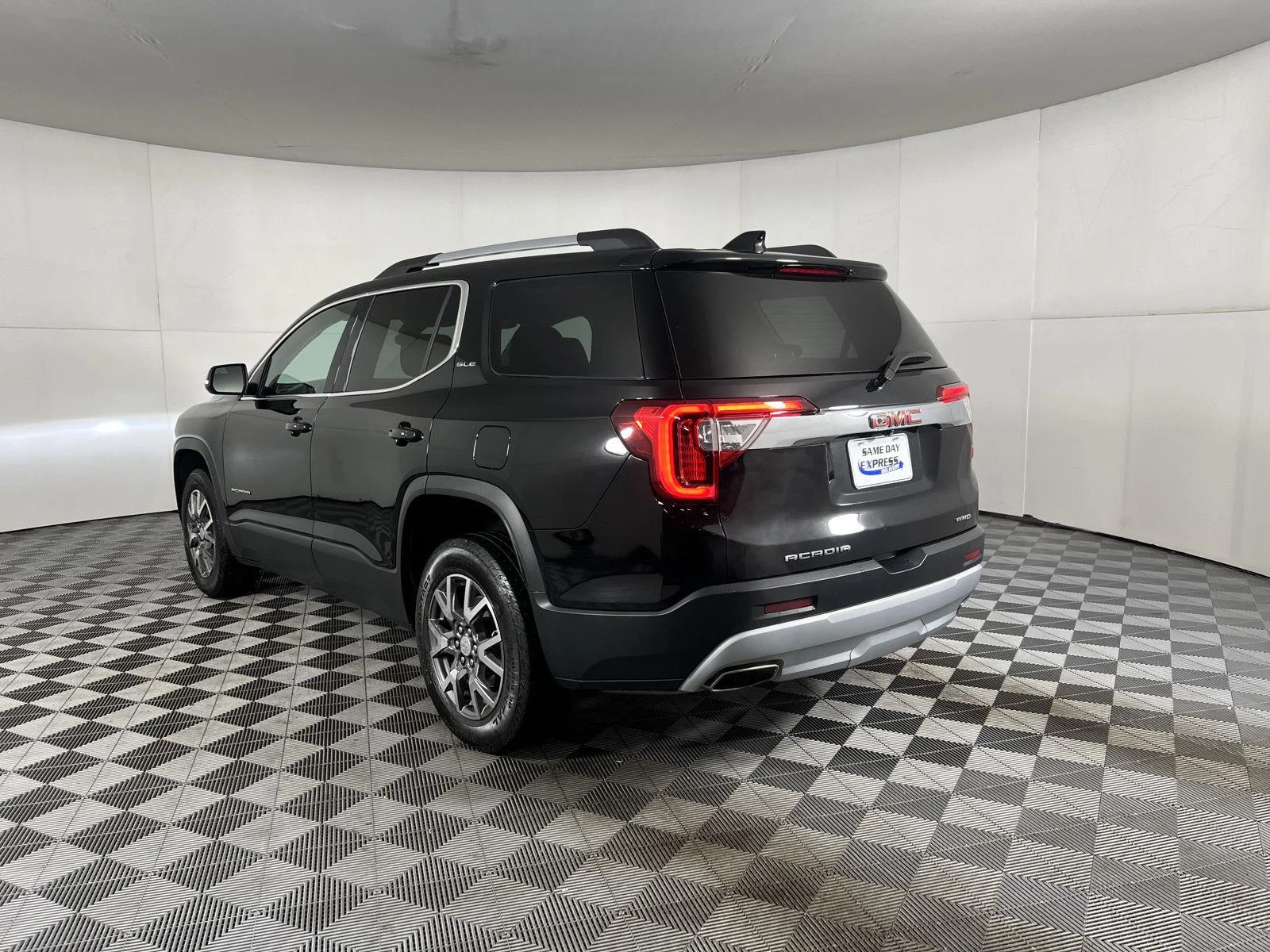 Used 2023 Ebony Twilight Metallic GMC SLE image 5