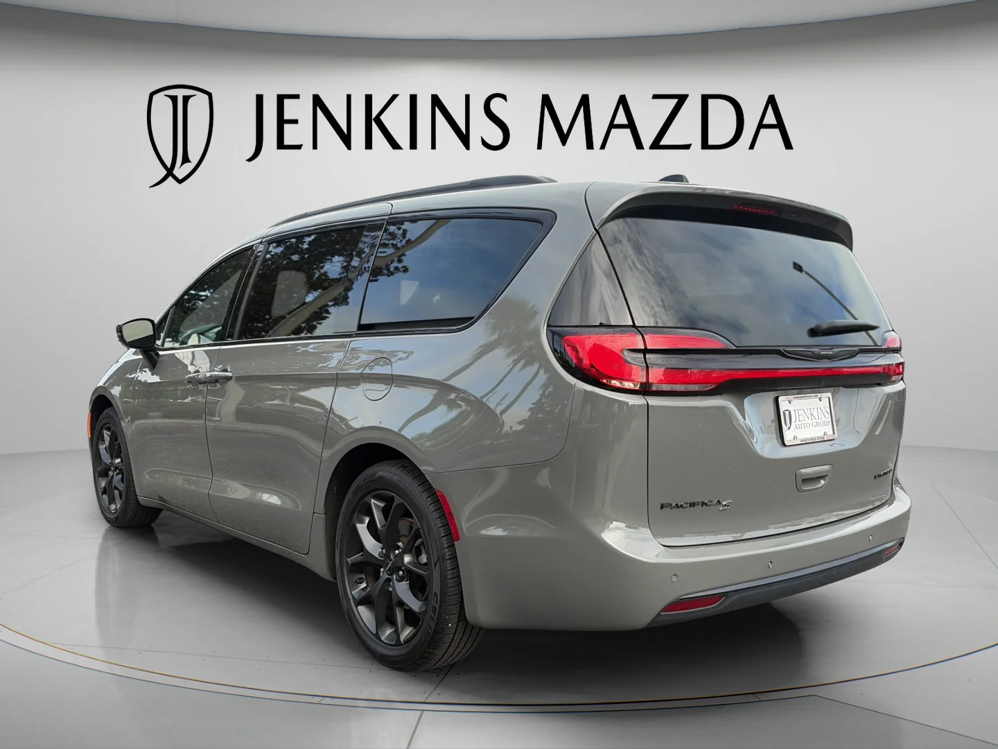 Used 2025 Ceramic Gray Clearcoat Chrysler Limited image 5