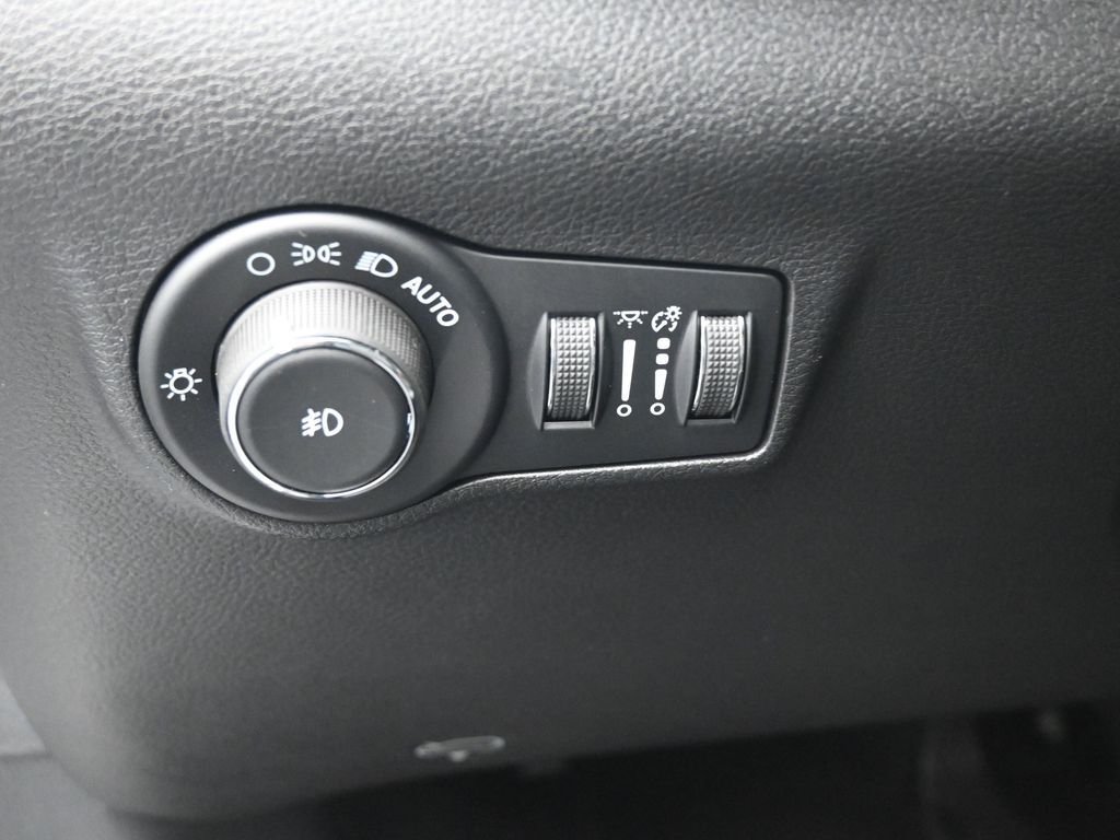 New 2026 Bright White Clearcoat Jeep Latitude image 21
