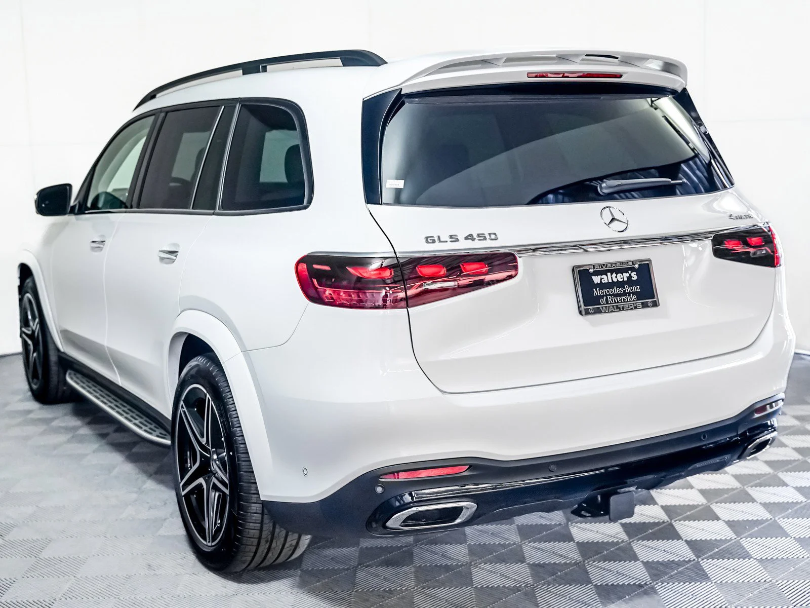 New 2026 Polar White Mercedes-Benz 4MATIC® image 2