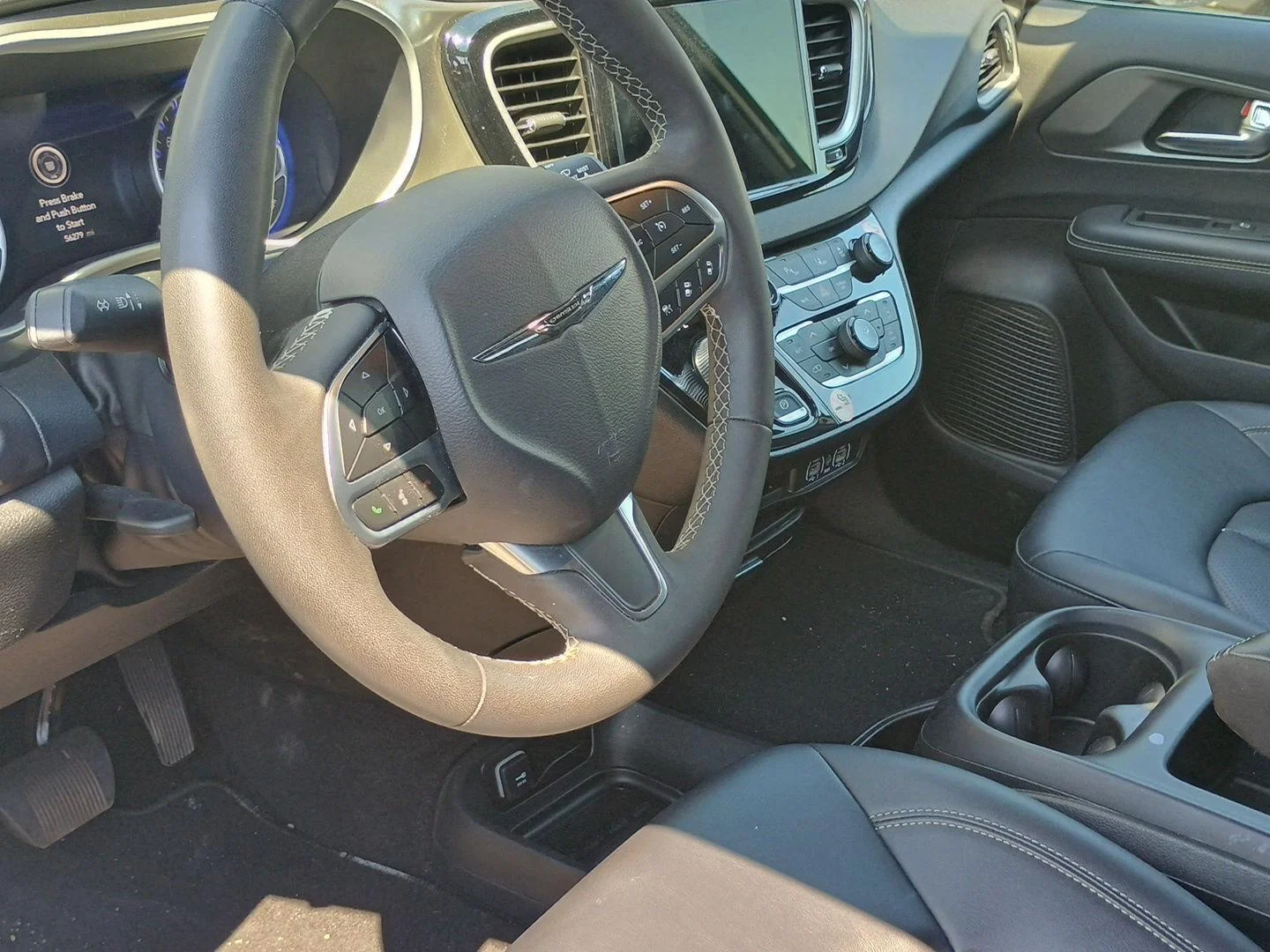 Used 2025 Bright White Clearcoat Chrysler Select image 4