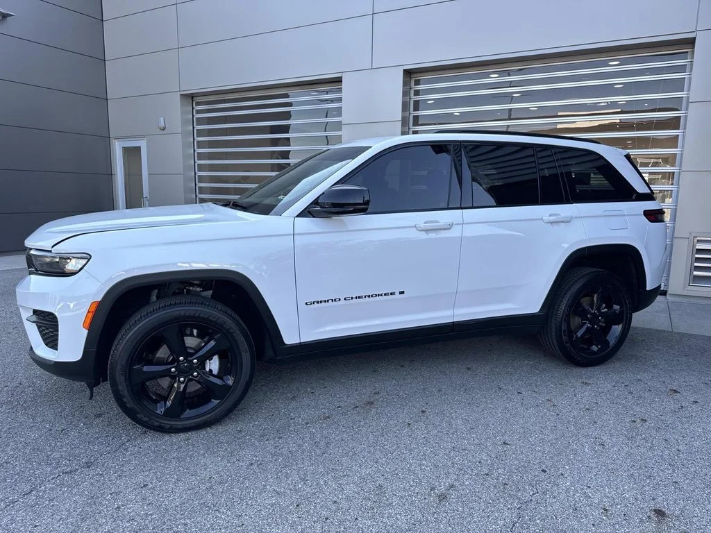 Used 2024 White Jeep Altitude image 3