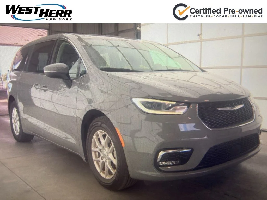 2023 Chrysler Pacifica Touring L's photo