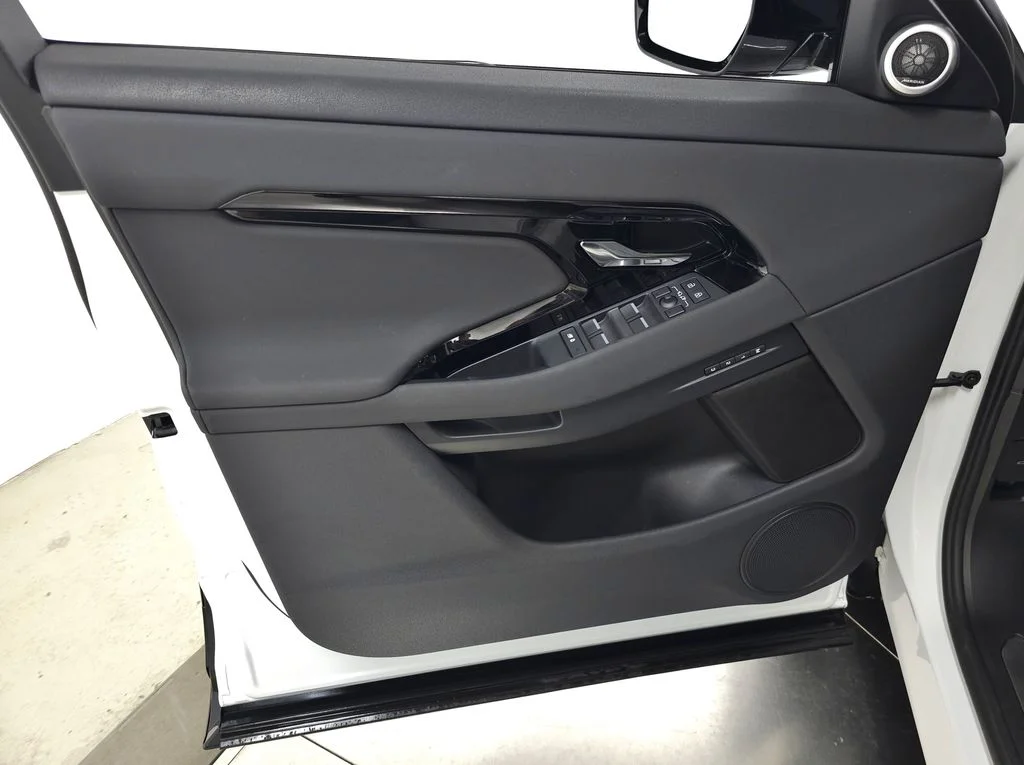 Certified Used 2024 White Land Rover Dynamic image 14