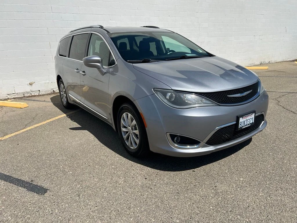 Used 2018 Billet Silver Metallic Clearcoat Chrysler Touring L image 9
