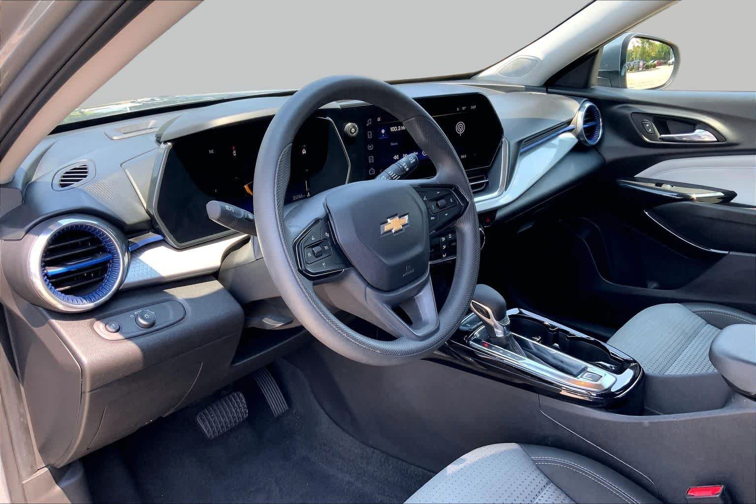 Used 2025 Sterling Gray Metallic Chevrolet LT image 17