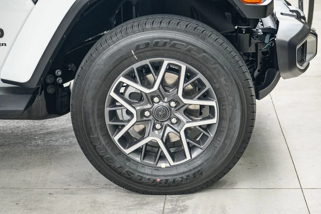 New 2026 Bright White Clear-Coat Exterior Paint Jeep Sahara image 10