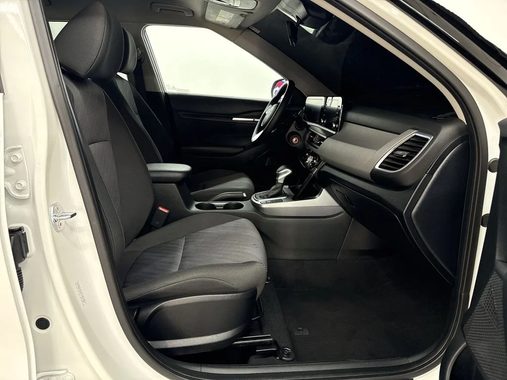 Used 2026 Snow White Pearl Kia LX image 17