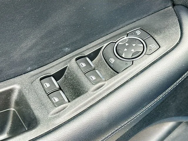 Used 2022 Blue Ford SE image 17