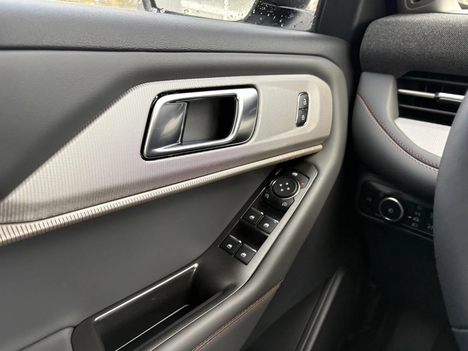 2026 Ford Explorer Active - Photo 13